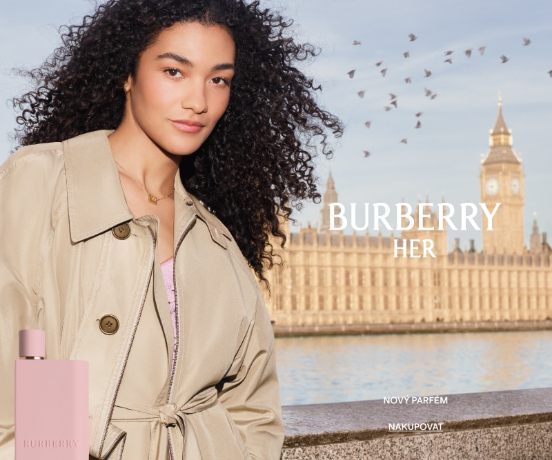 MRND_CZ_880x667px HP Banner.jpg Burberry Her – dámský parfém s růžovým flakonem na pozadí Londýna u Westminsteru.